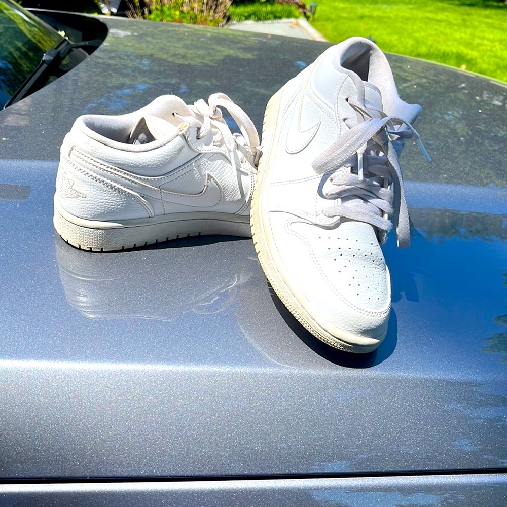 Nike Jordan 1 low white. Slightly used.